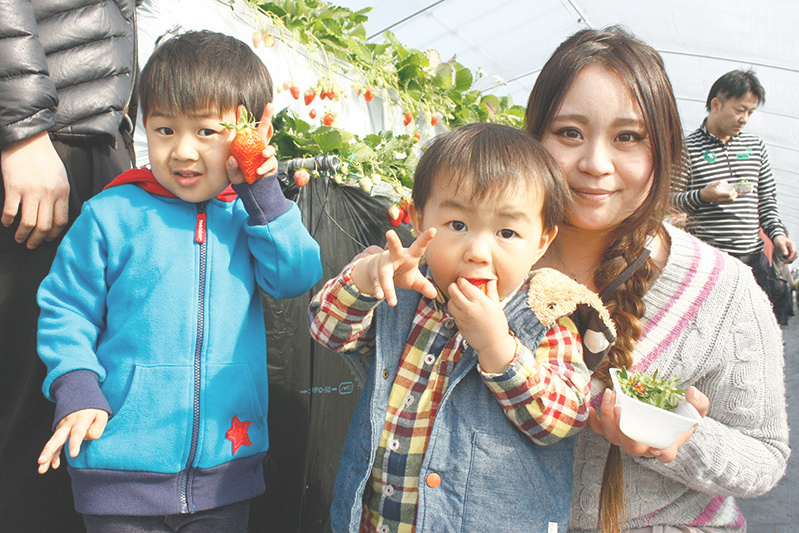 苺がお口いっぱいだね