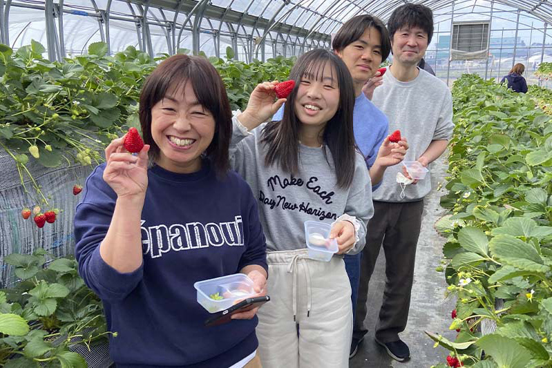 お父さんも苺狩りにノリノリ！