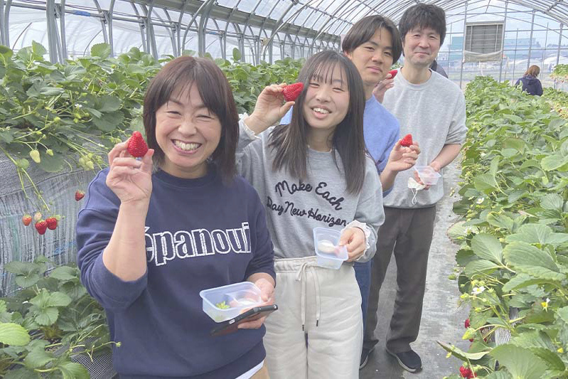 お父さんも苺狩りにノリノリ！